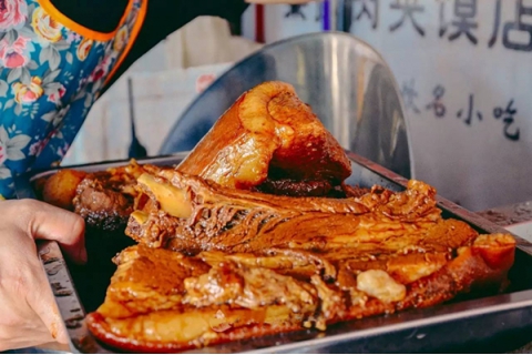 第一次吃西安肉夾饃，怎么假裝成為老桿模樣？