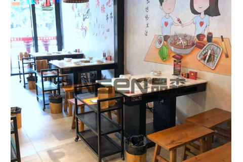 火鍋?zhàn)烙惺裁磧?yōu)點(diǎn)？為什么開火鍋店要用火鍋?zhàn)?><div><h3>火鍋?zhàn)烙惺裁磧?yōu)點(diǎn)？為什么開火鍋店要用火鍋?zhàn)?/h3><p>現(xiàn)如今，我們消費(fèi)者消費(fèi)已不再是單純的吃食物更多的是享受環(huán)境。消費(fèi)者到一家店首先看得就是就餐環(huán)境、后廚出菜頻率、就餐安全問題都是很容易被忽視的大問題。...</p><p>2019-11-13</p></div></a></li>
        </ul>
    </div>
    <div   class=